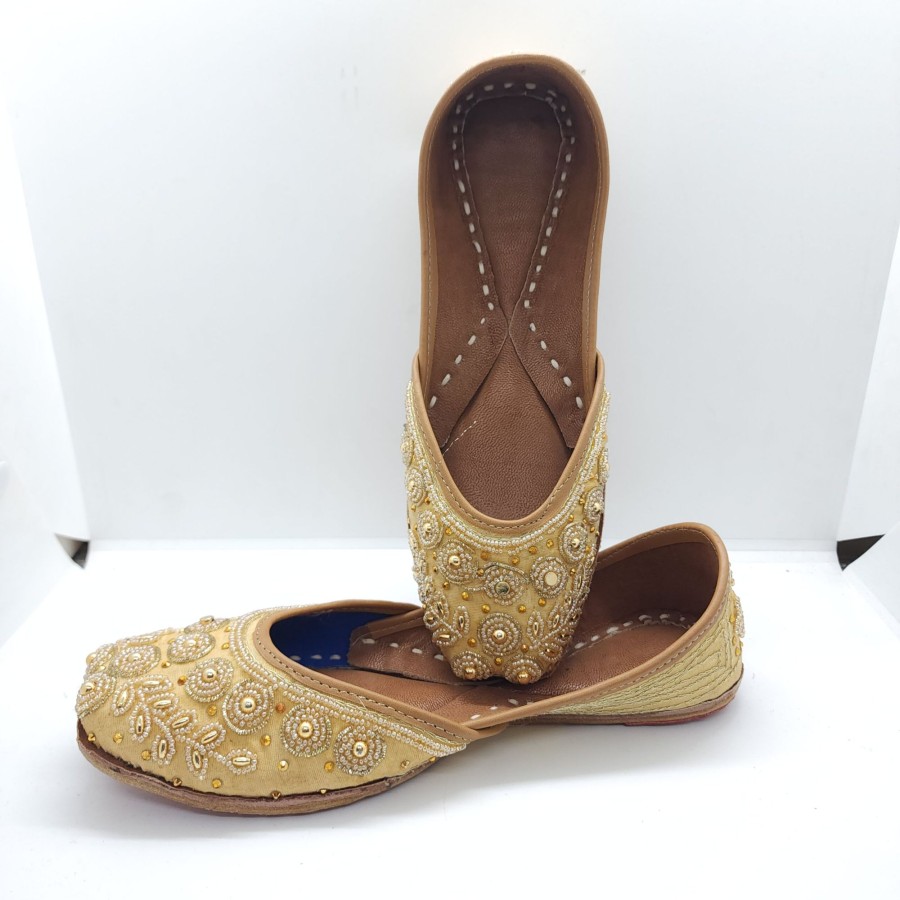 Women IndiFeels | Women Golden Embroidery Punjabi Jutti